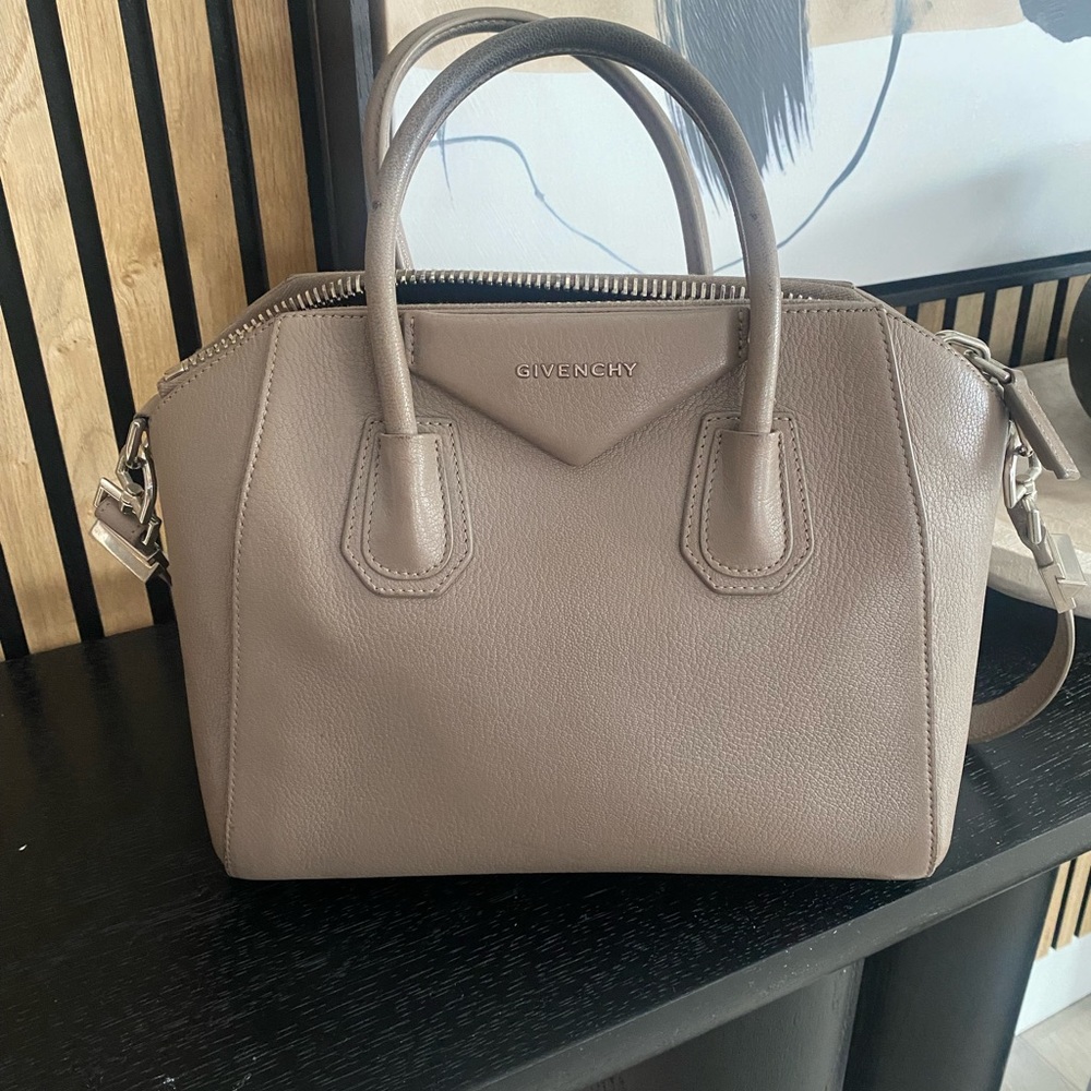 GIVENCHY MEDIUM ANTIGONA BAG